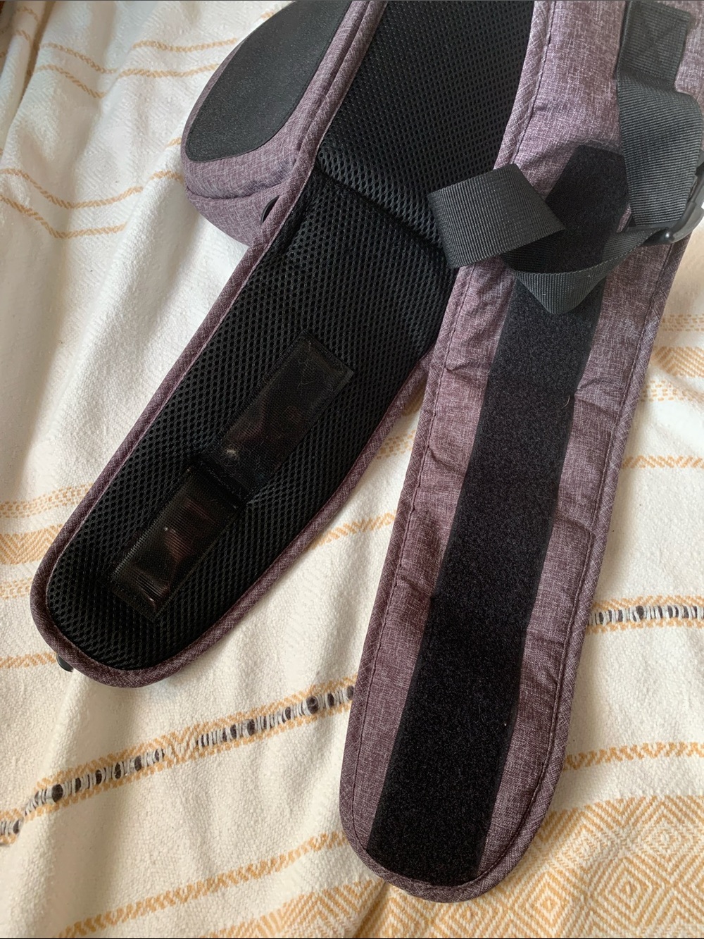 Tushbaby Travel Lite Hip Seat Carrier in Charcoal - Picture 5 of 10